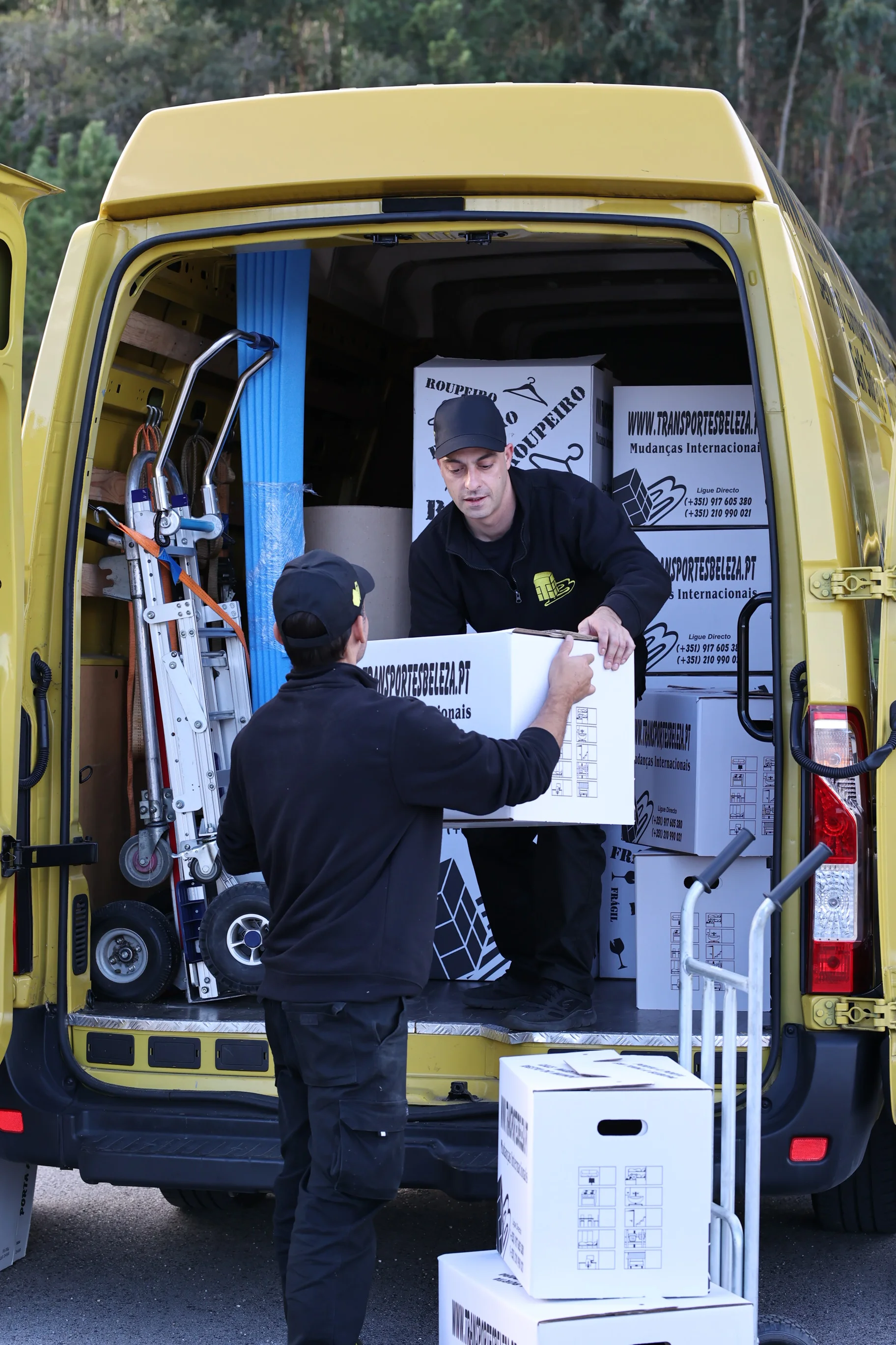 carregar caixas em transportadora de mudanças Lisboa